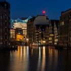 Blaue Stunde und der Blick zur Elbphilharmonie,