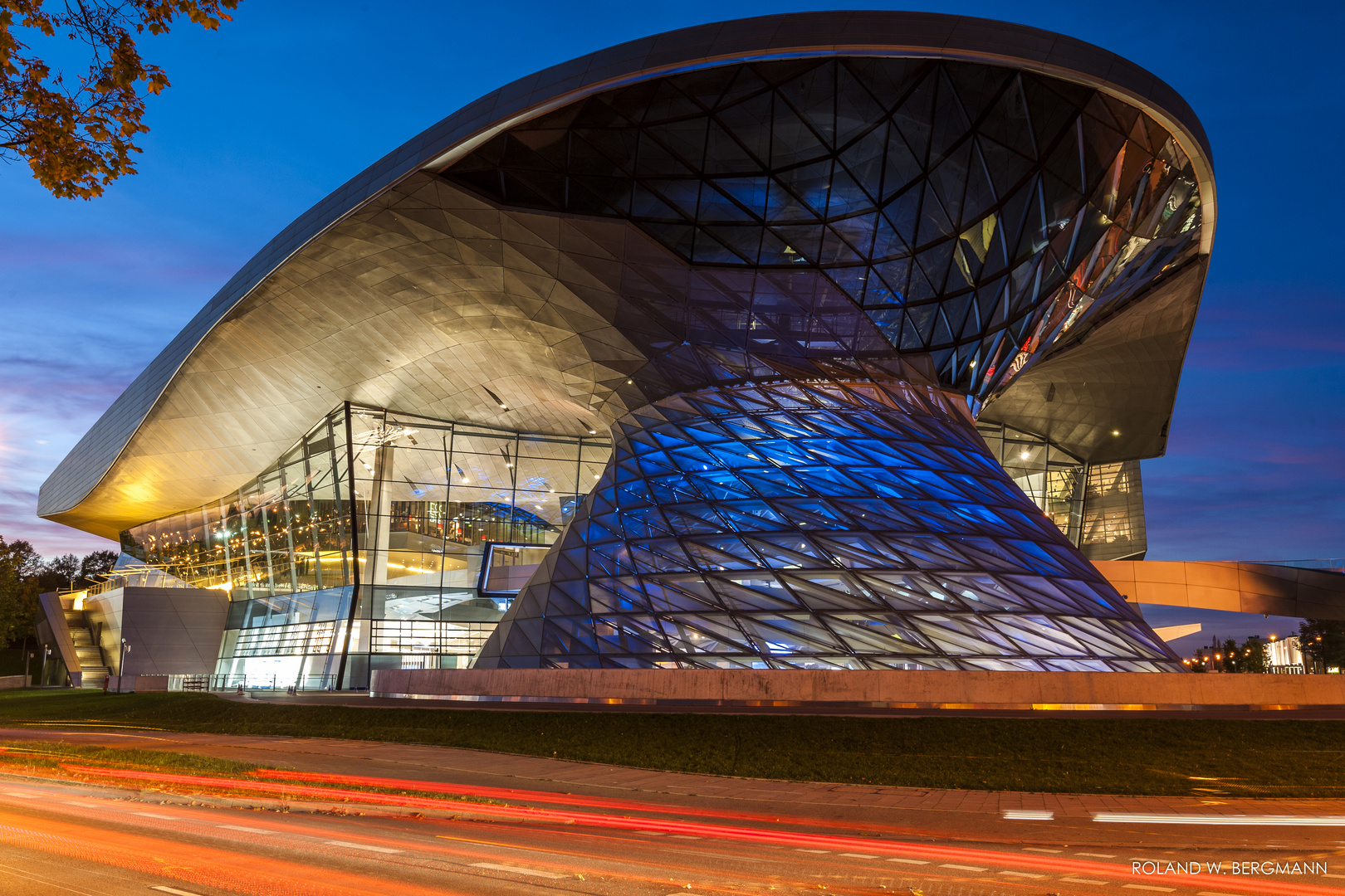 Blaue Stunde und die BMW Welt, dazu ein paar Fahrzeuge