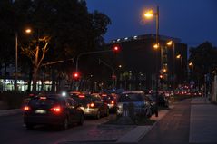 Blaue Stunde - Verkehr in Frankfurt - Ostend am Ostbahnhof