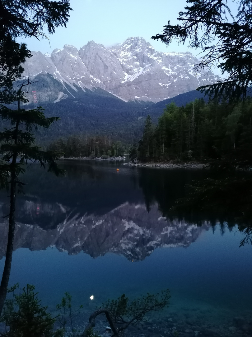 Blaue Stunde, Zugspitze gespiegelt im Eibsee. 