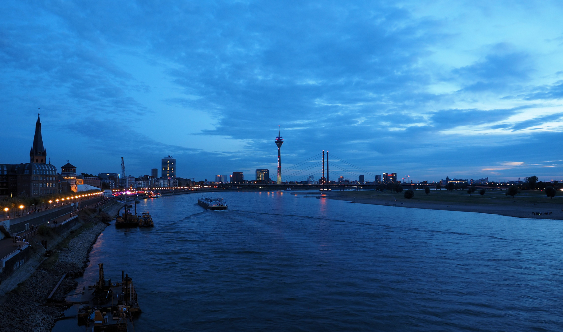 Blaue Stunde....in Düsseldorf zum Spiegeltag...