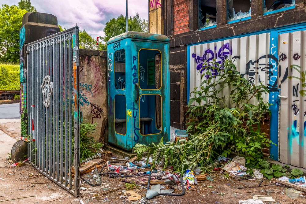 Blaue Telefonzelle - vergessen in der Ecke