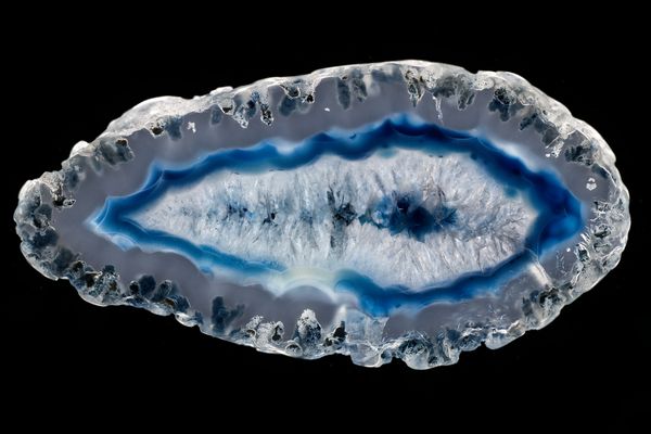 Blaue Träne im Achat