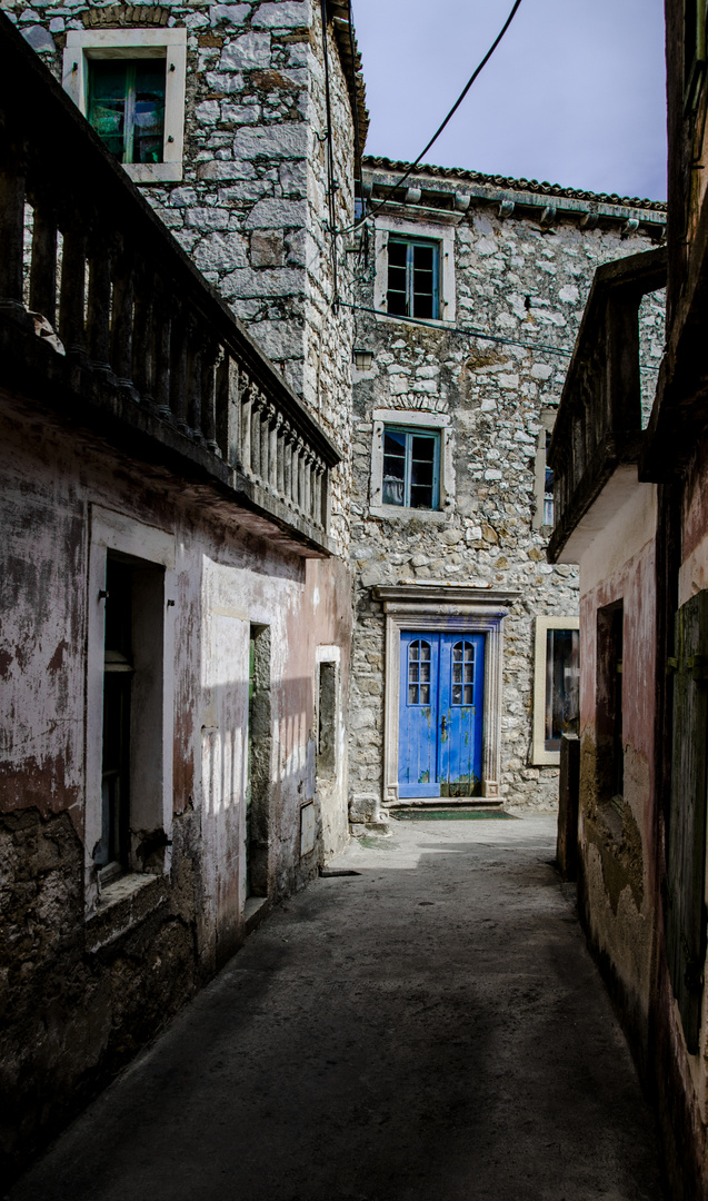 blaue Tür am ende der gasse