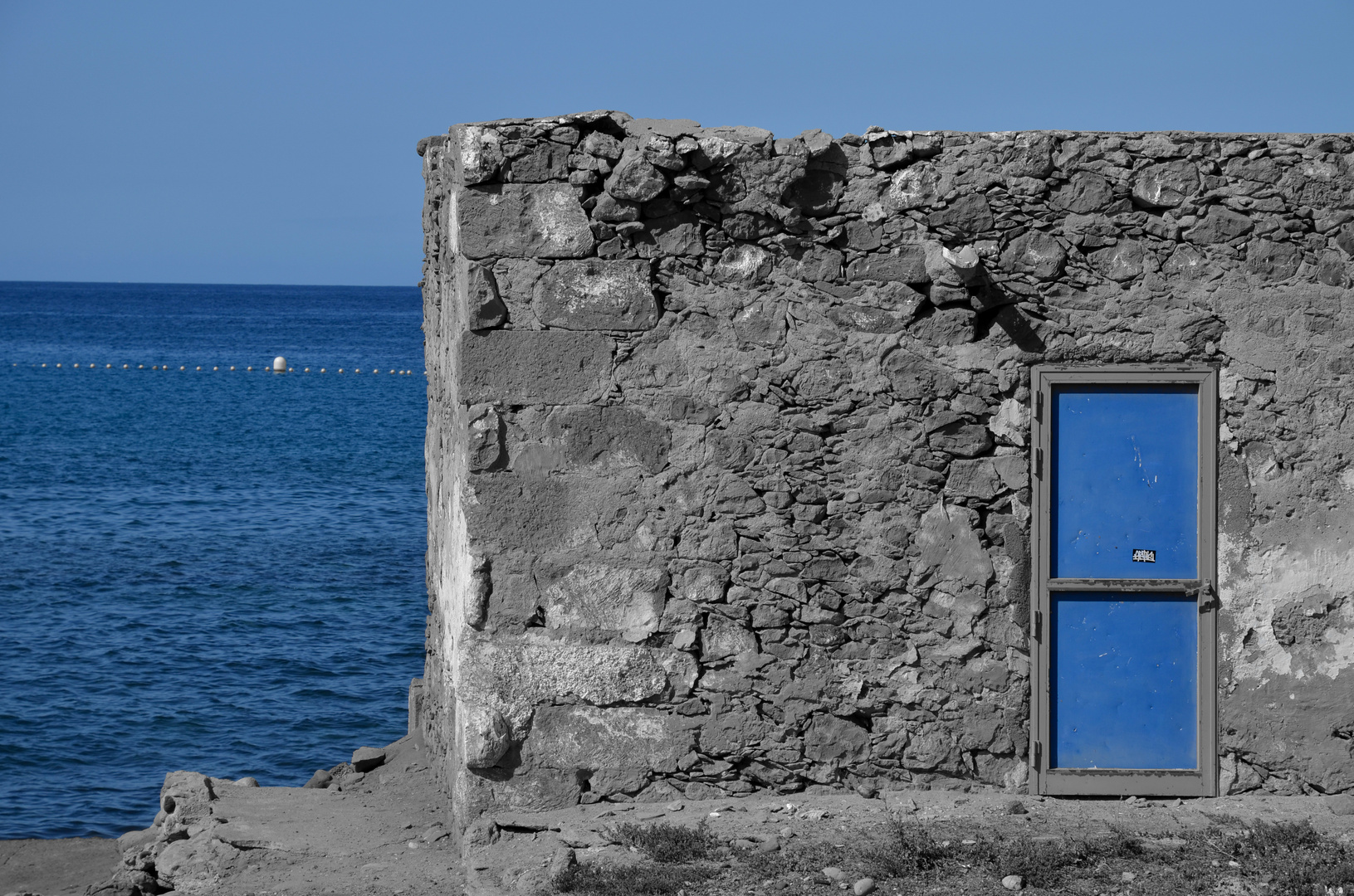Blaue Tür am Meer