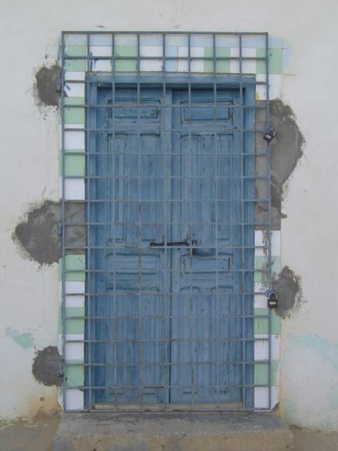 Blaue Tür hinter Schloß und Riegel
