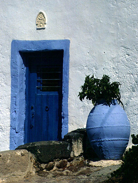 Blaue Tür in Milos (reload) von Gabriele Wiesinger