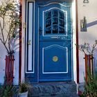 Blaue Tür von 1796 mit Fisch und Sonnenschein