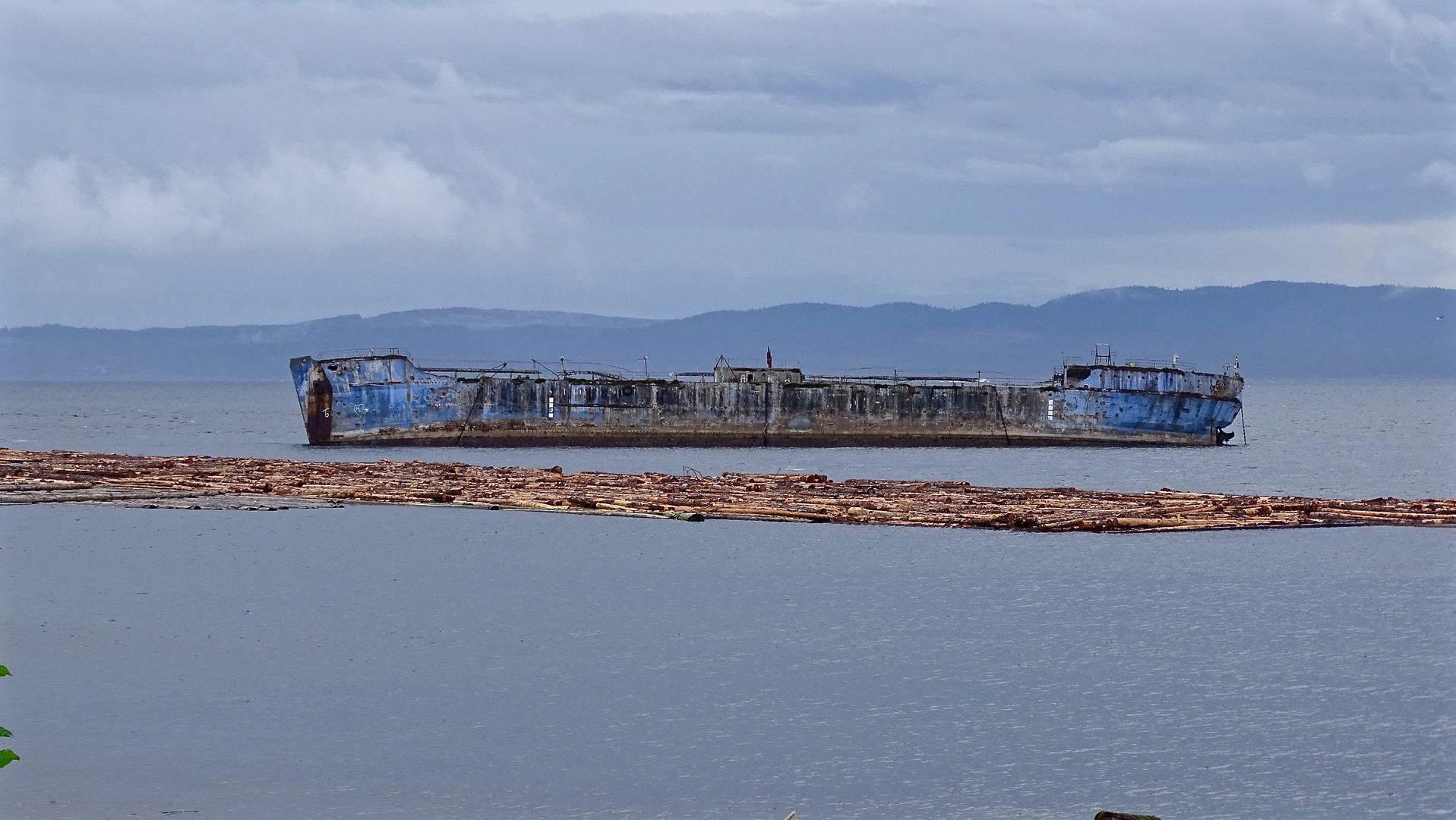 Blaue Umgebung um blaues Schiffswrack