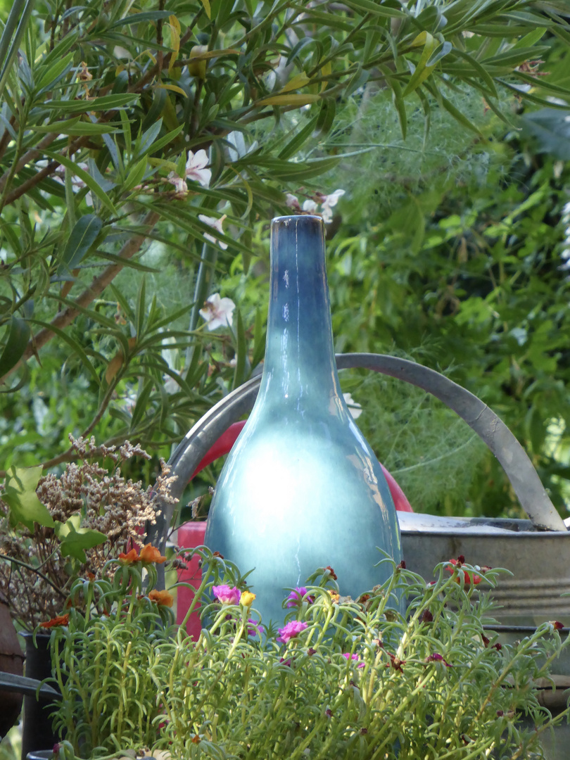 Blaue Vase im Garten