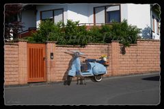 Blaue Vespa vor dem Haus ...