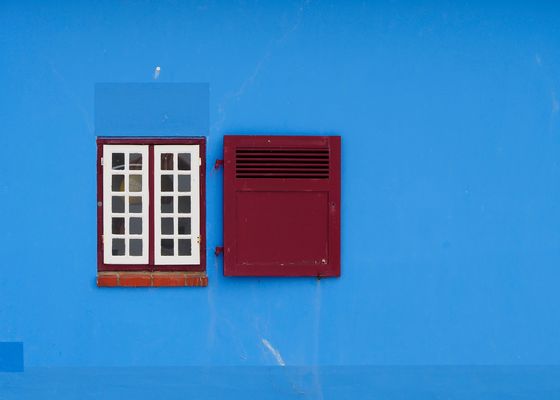 Blaue Wand mit Fenster