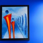 Blaue Wand mit Kunst