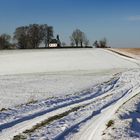 Blaue Winterlandschaft mit kleiner Kapelle