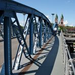 Blaue Wiwili-Brücke u. Herz-Jesu-Kirche in Freiburg