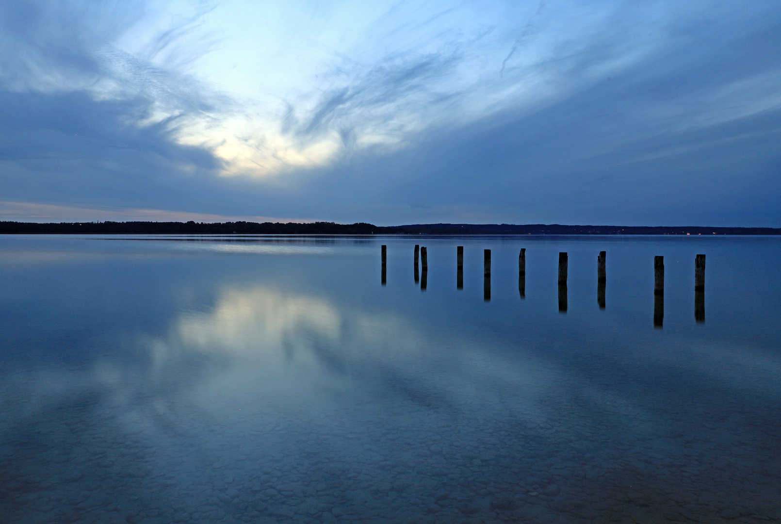 Blaue Wolkenstunde am See