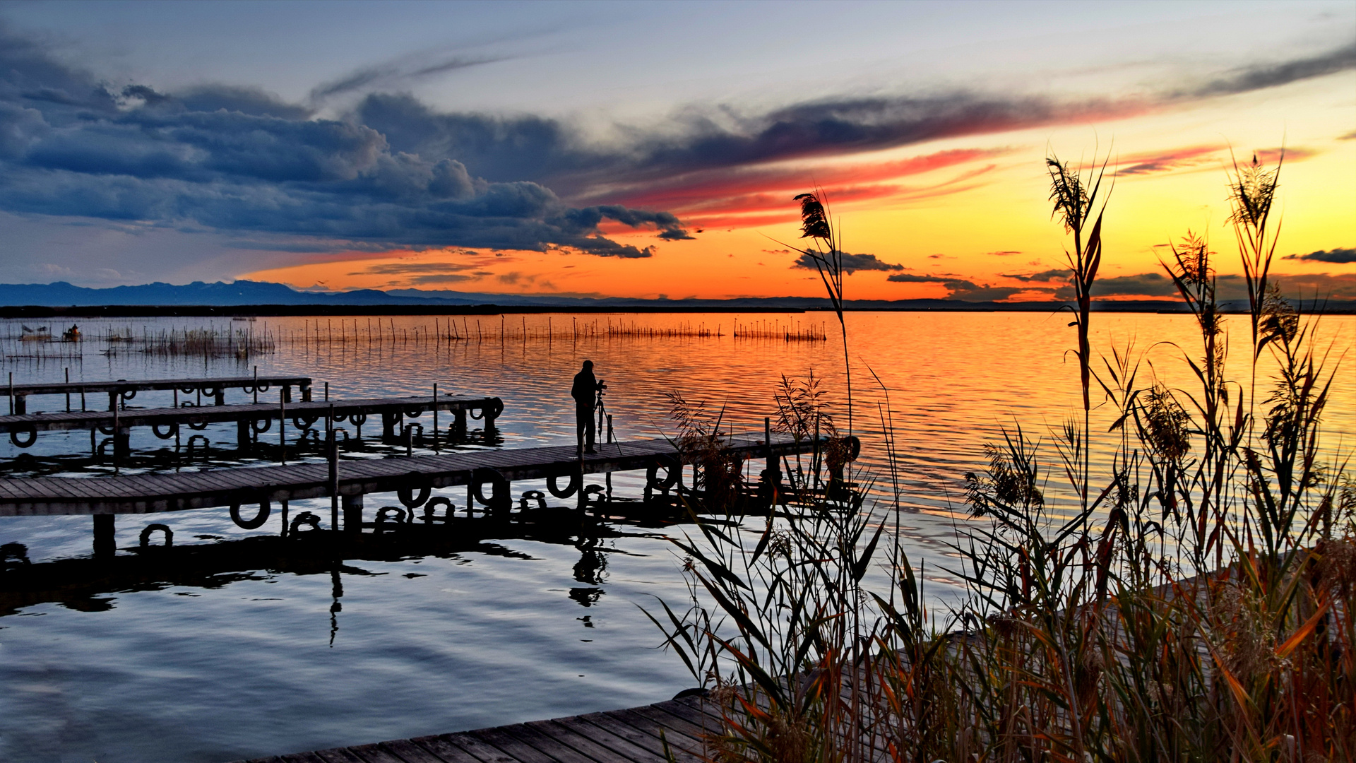 Blaue/goldene Stunde am See