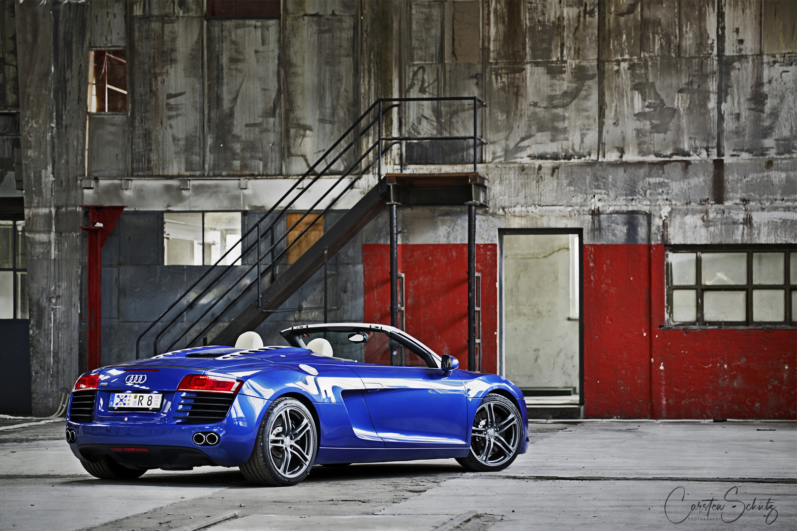 Blauer Audi-R8 