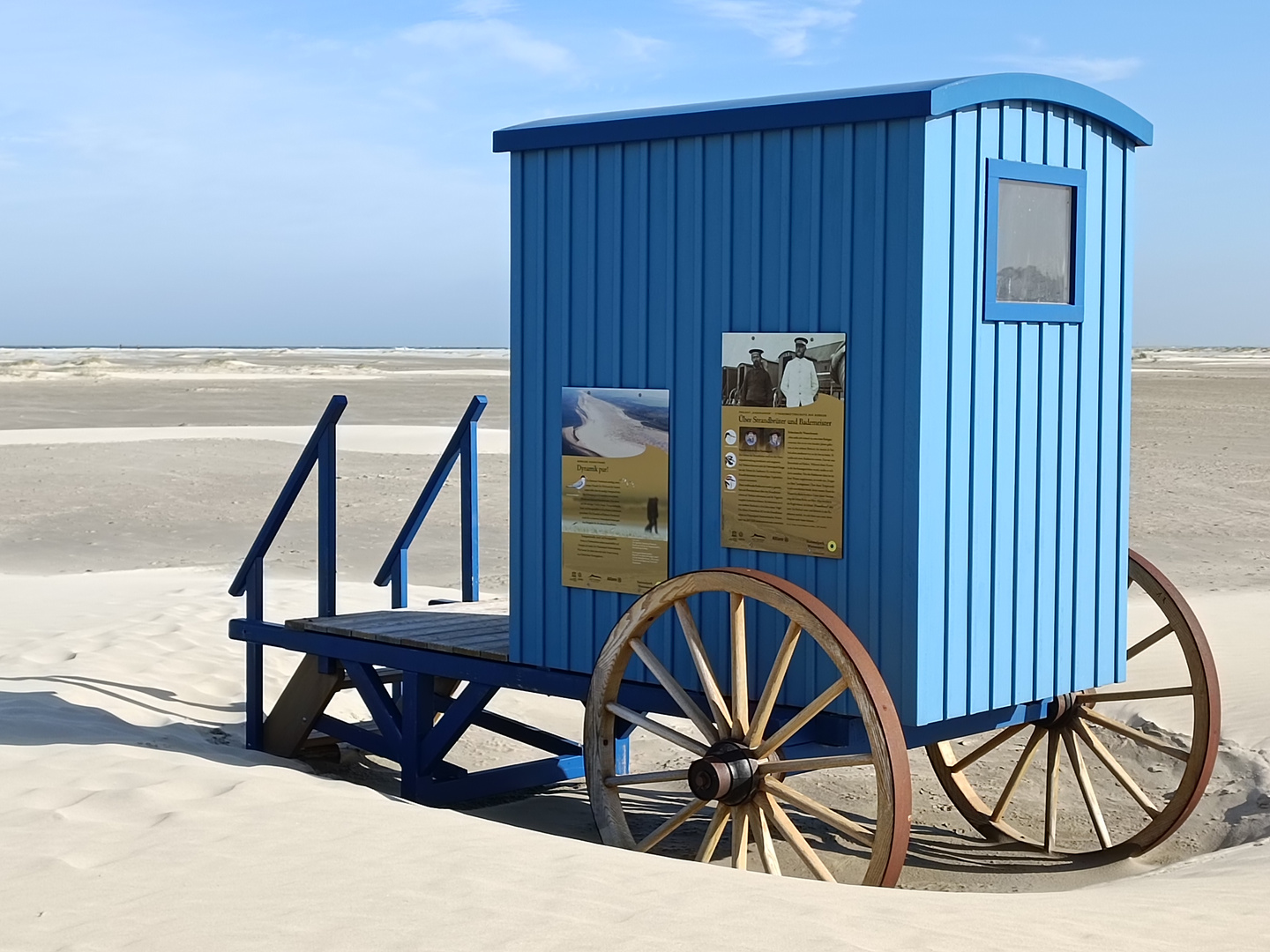 Blauer Badekarren am Strandcafè