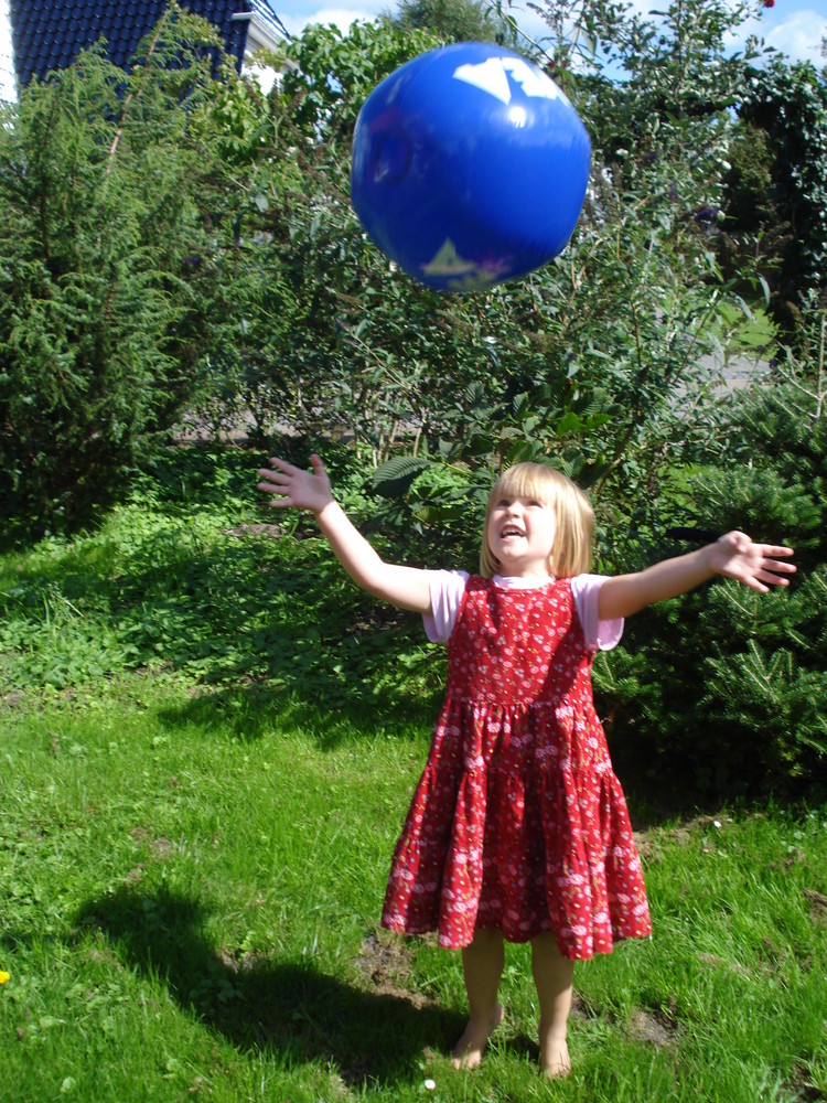 Blauer Ball in der Sonne.