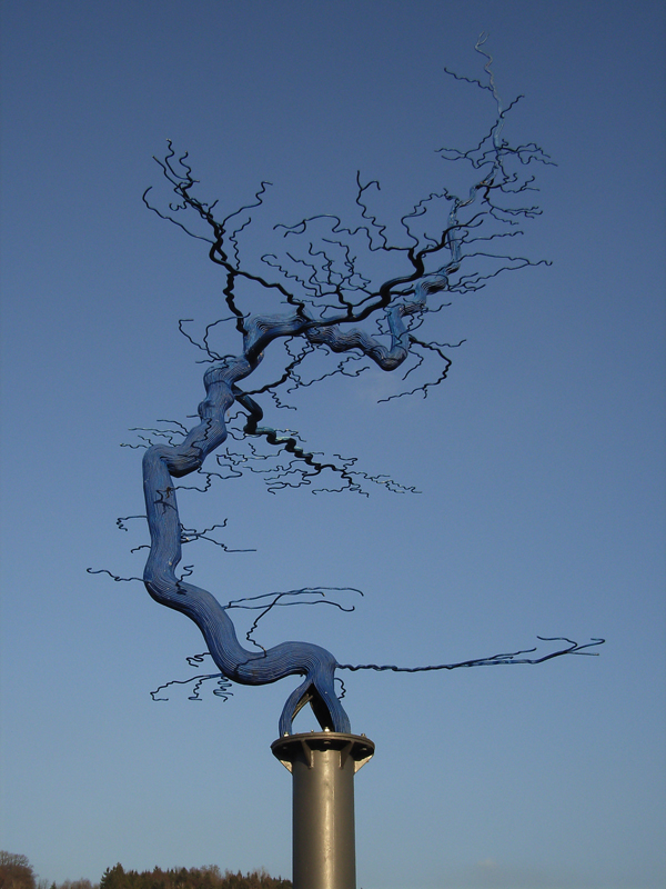 Blauer Baum an blauer Donau