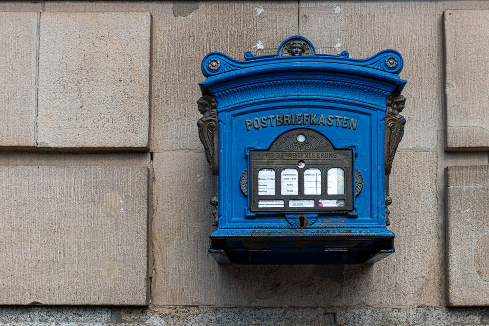 blauer Briefkasten gesehen in Potsdam