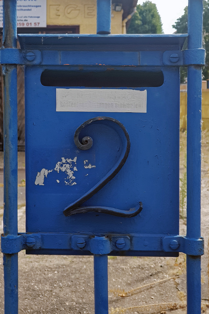 Blauer Briefkasten Hausnummer 2