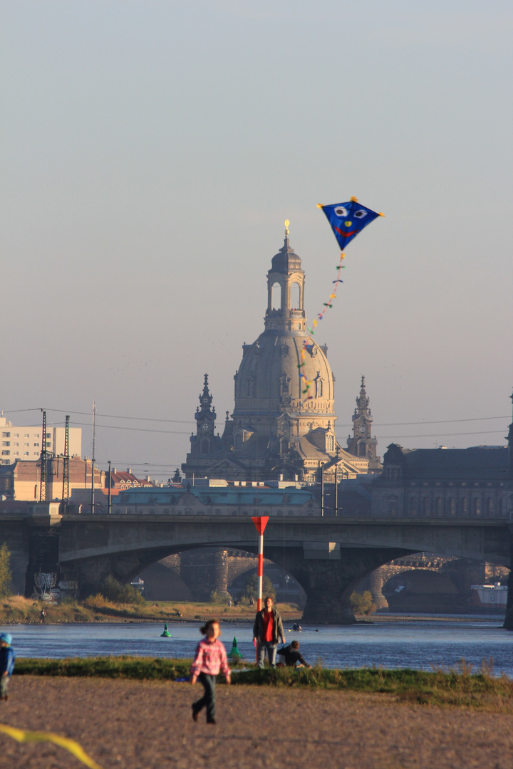 Blauer Drache vor Frauenkirche Dresden