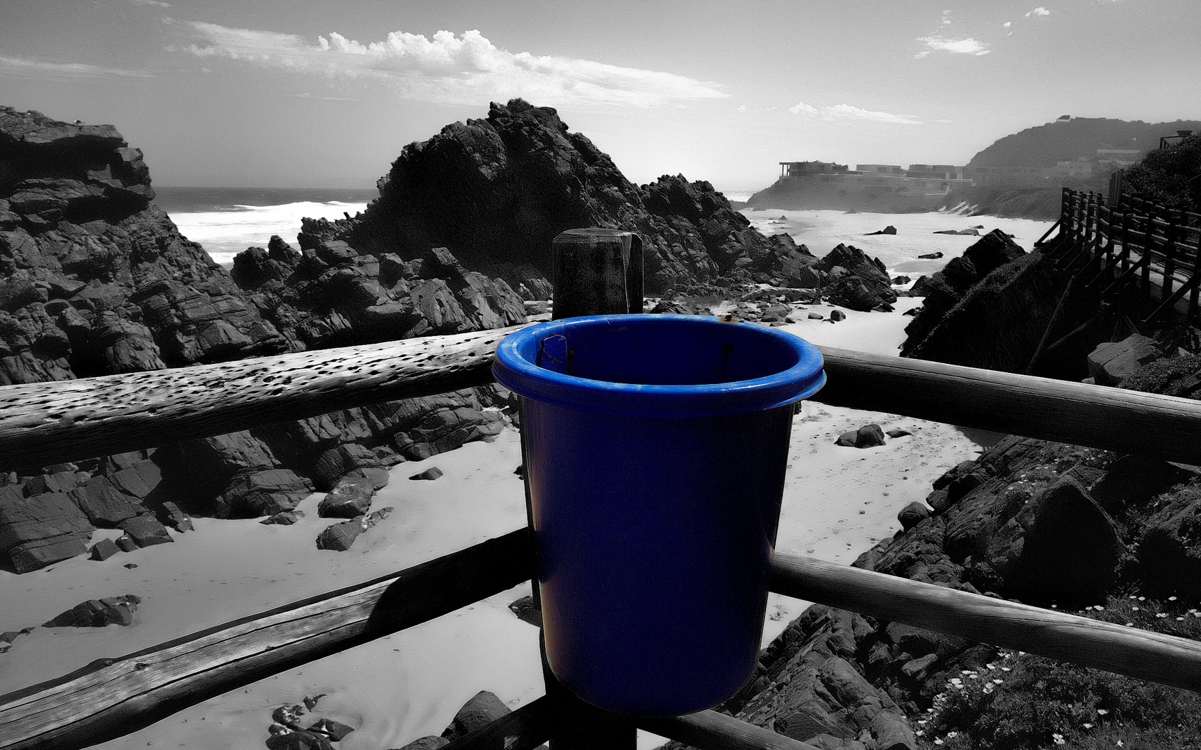 Blauer Eimer am Strand von Singing Kettle Südafrika ......