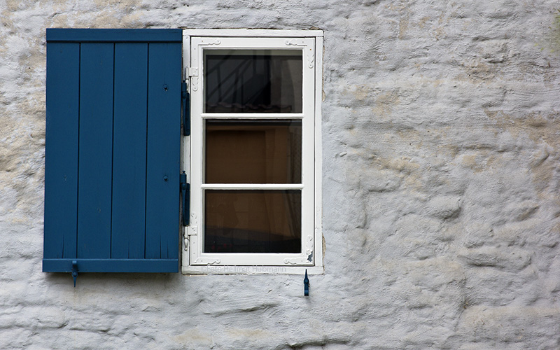 BLAUER FENSTERLADEN