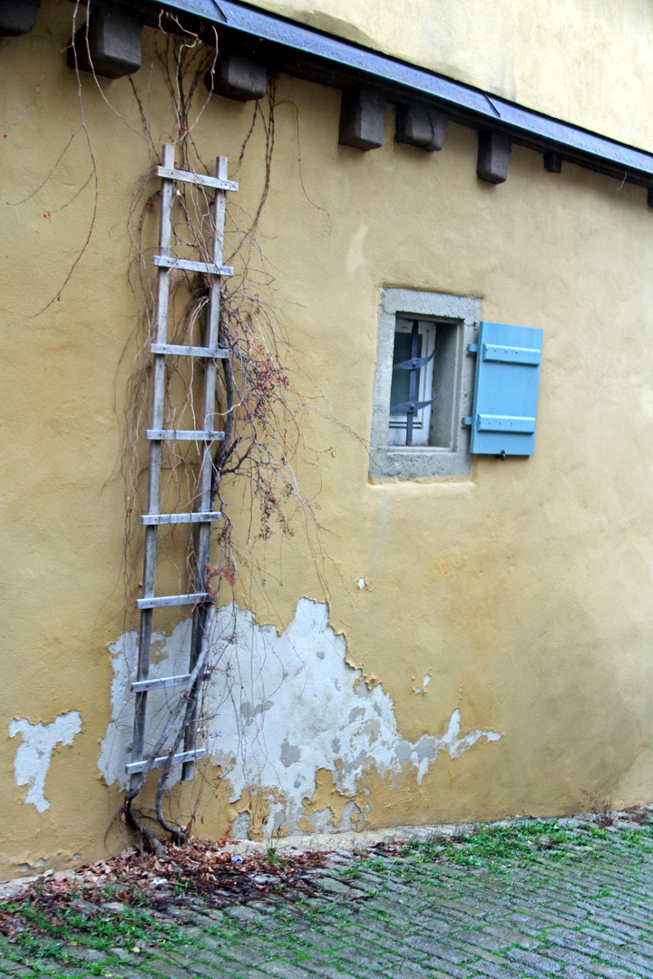 Blauer Fensterladen in der Mittelalterlichen Stadt Rothenburg ob der Tauber