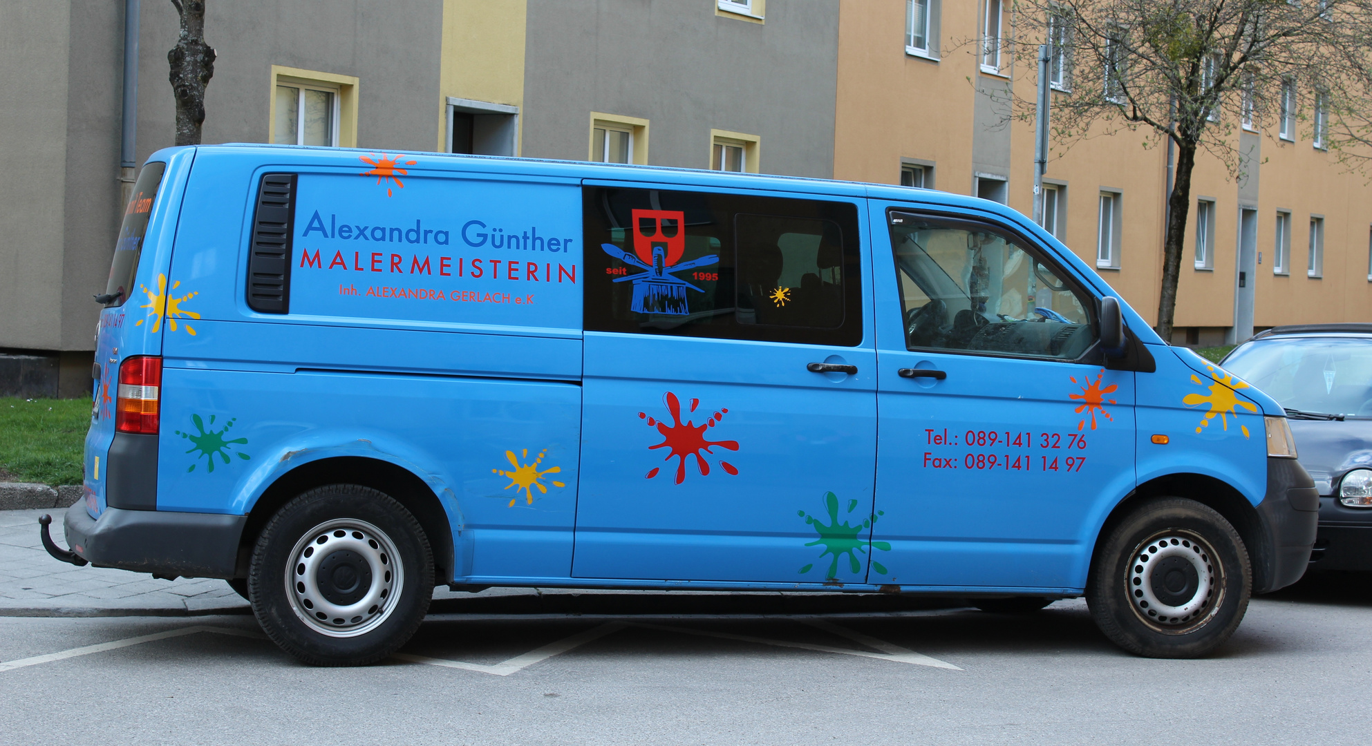 Blauer Firmenwagen