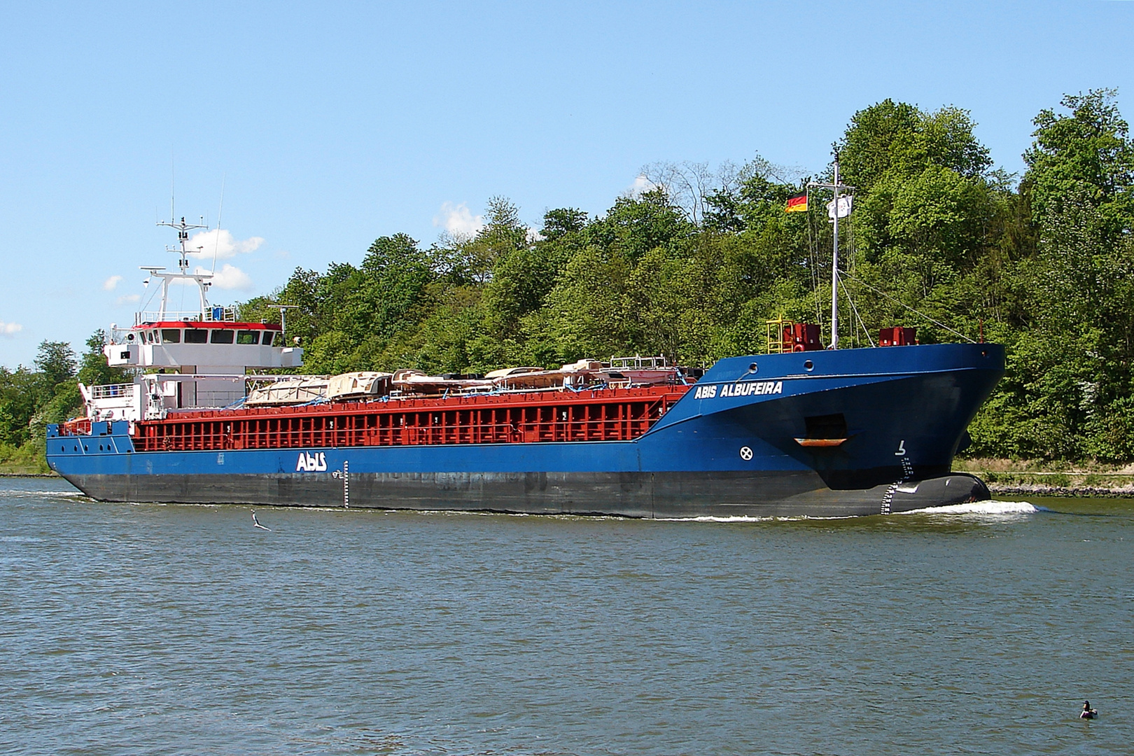 blauer Frachter im Nord-Ostsee-Kanal 