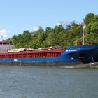 blauer Frachter im Nord-Ostsee-Kanal 