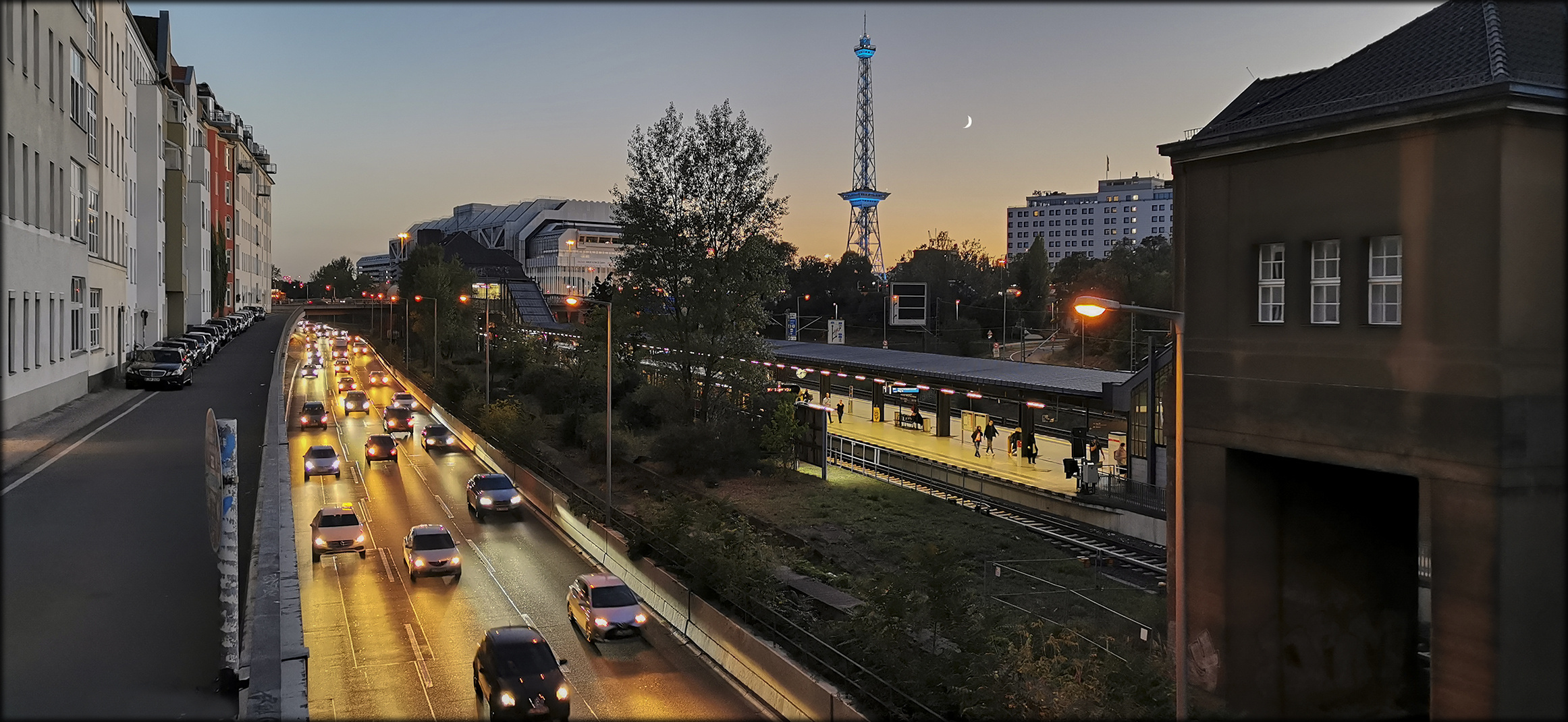 blauer Funkturm zur blauen Stunde