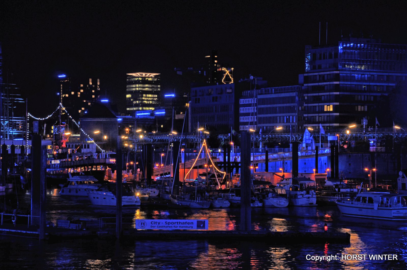 Blauer Hafen in Hamburg