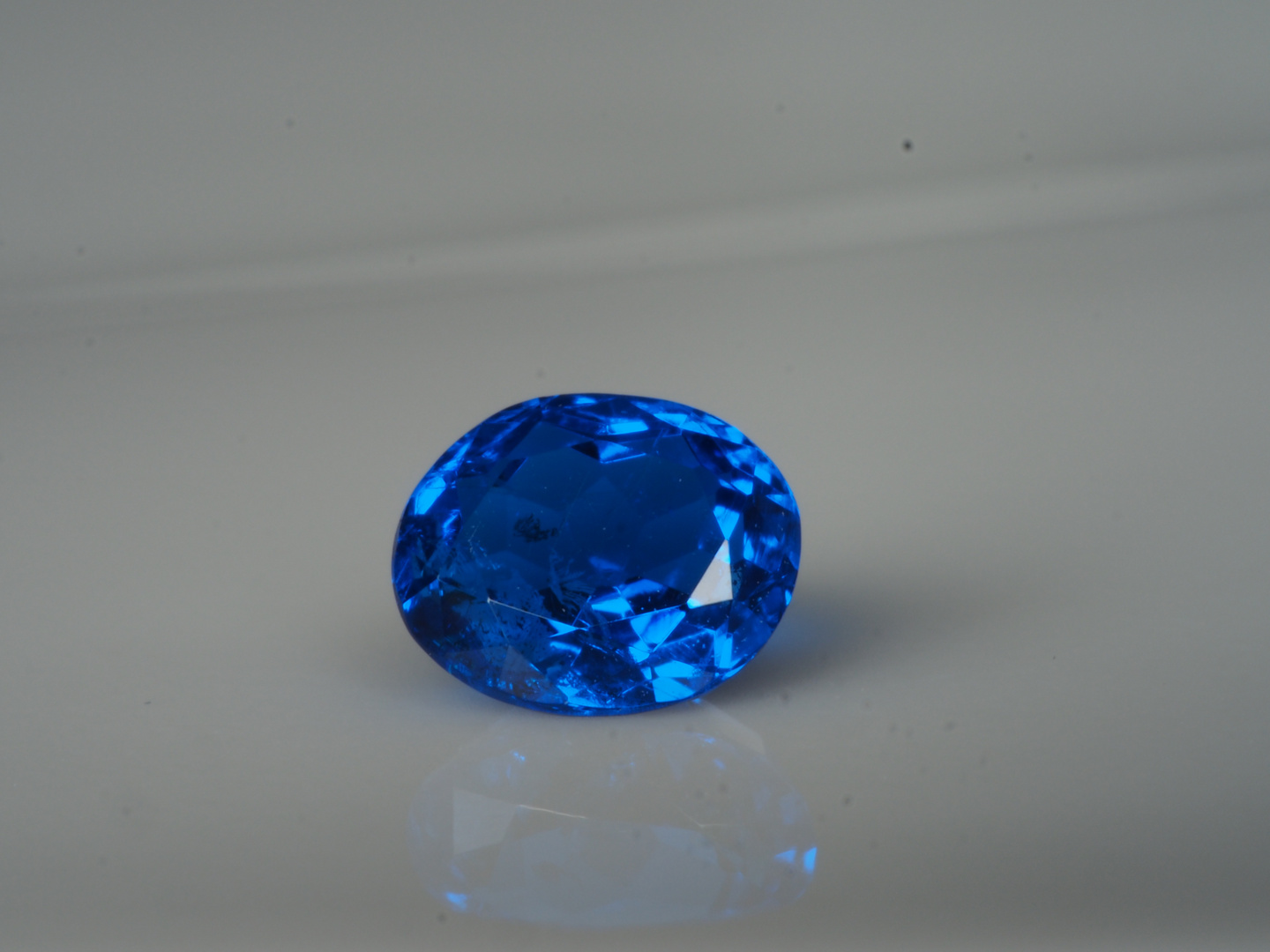 Blauer Hauyn der Deutsche Edelstein aus der Eifel Foto & Bild
