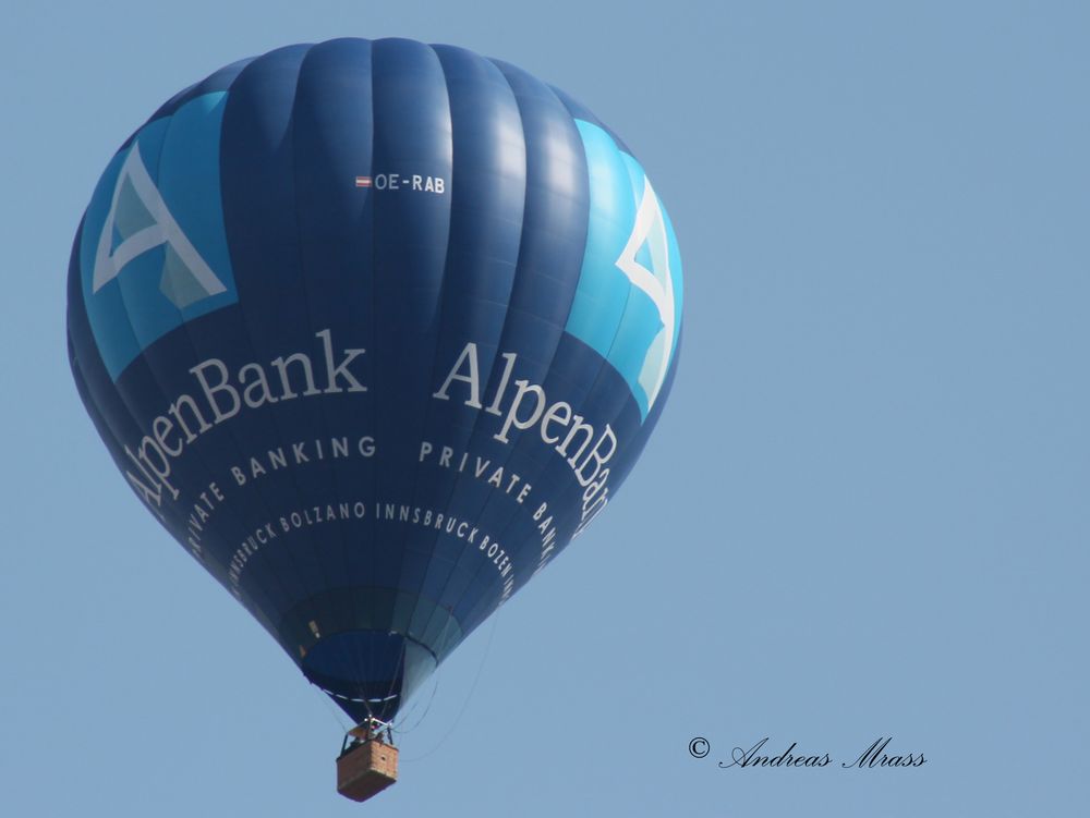 blauer Heißluftballon