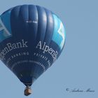 blauer Heißluftballon