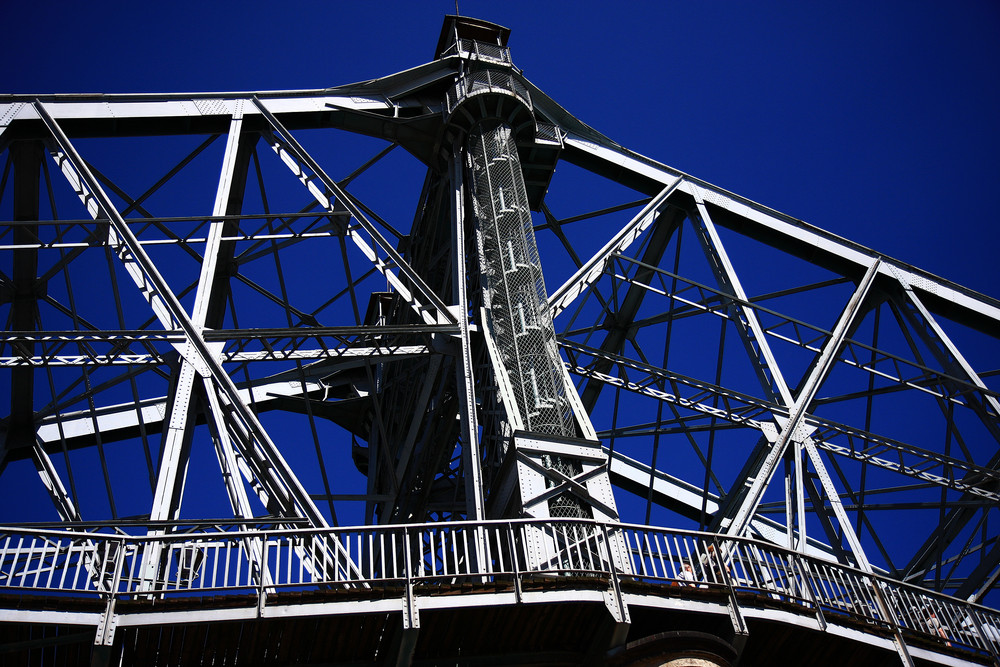 Blauer Himmel am blauen Wunder