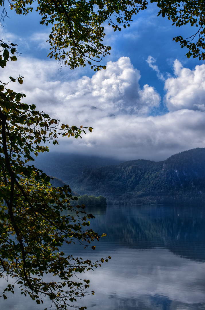 ....blauer Himmel am Kochelsee....