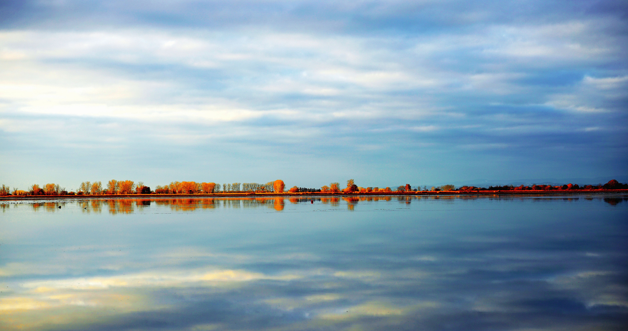 Blauer Himmel am See