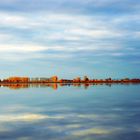 Blauer Himmel am See