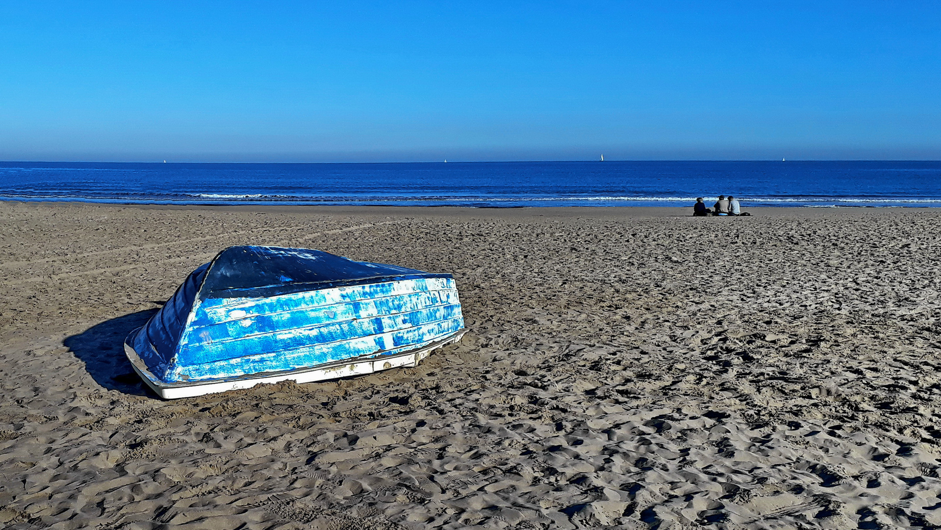 Blauer Himmel, blaues Meer, blaues Boot