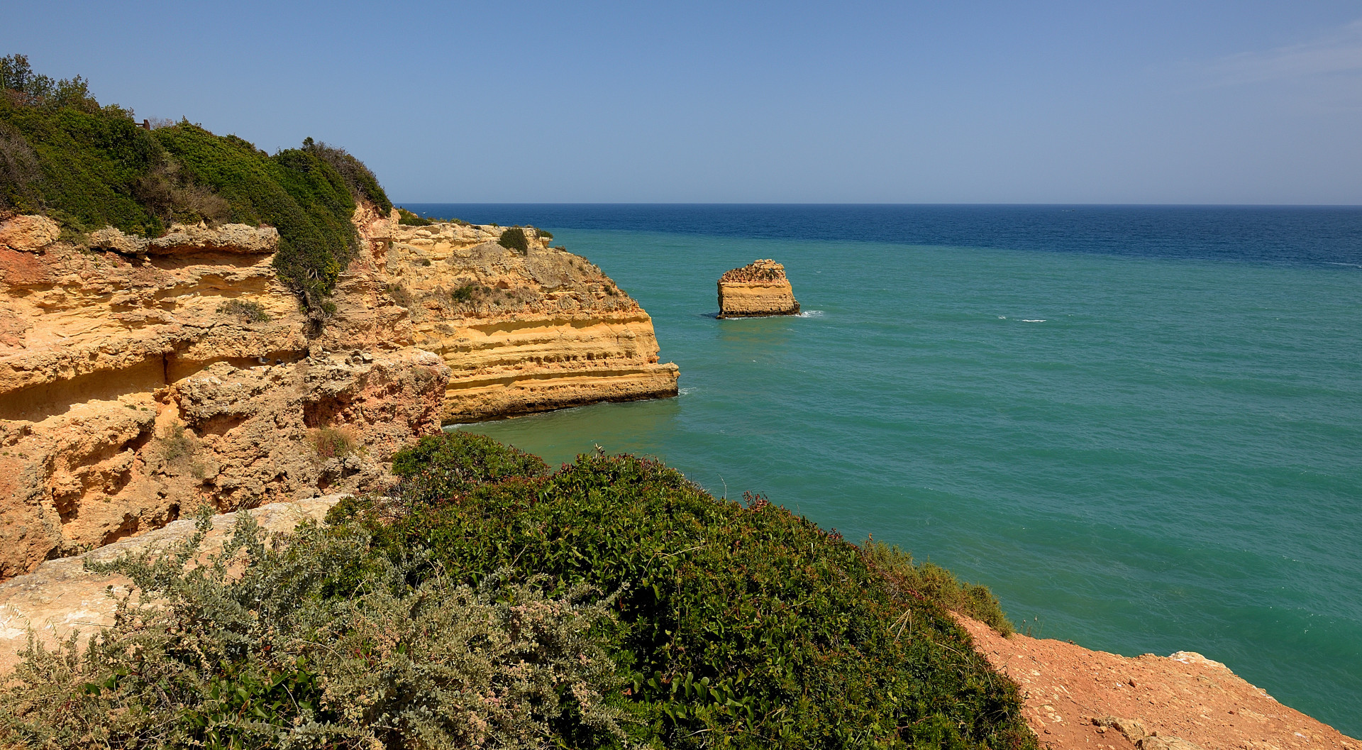 Blauer Himmel, blaues Meer, grünes Meer, gelbe Felsen...