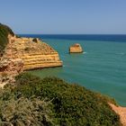 Blauer Himmel, blaues Meer, grünes Meer, gelbe Felsen...