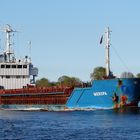 blauer Himmel, blaues Wasser, blaues Schiff