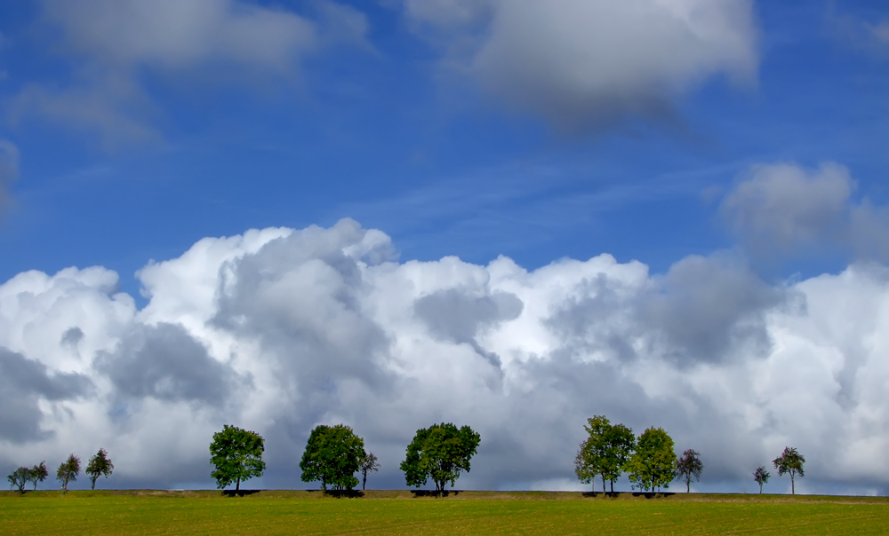 blauer Himmel, dicke Wolken