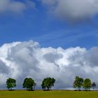 blauer Himmel, dicke Wolken