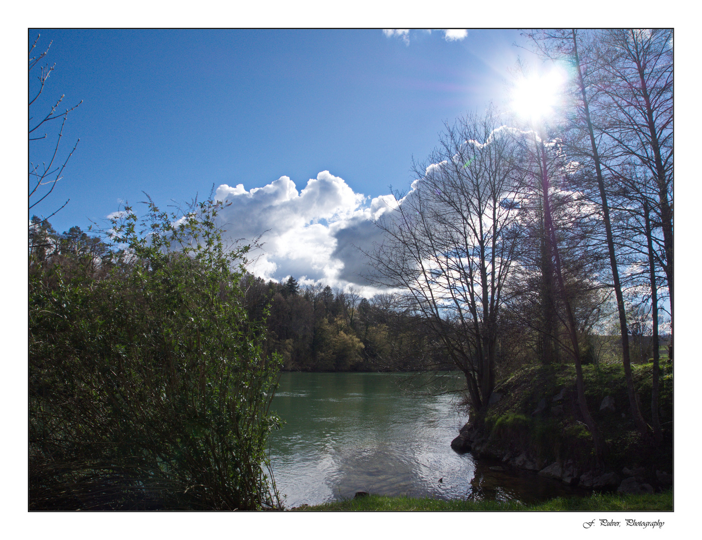 blauer Himmel, dunkle Wolken